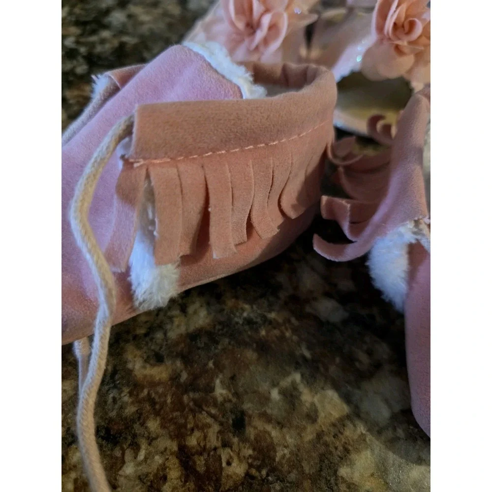 Lot of 2 baby girl shoes.sandal mocosin. Light pink size 2